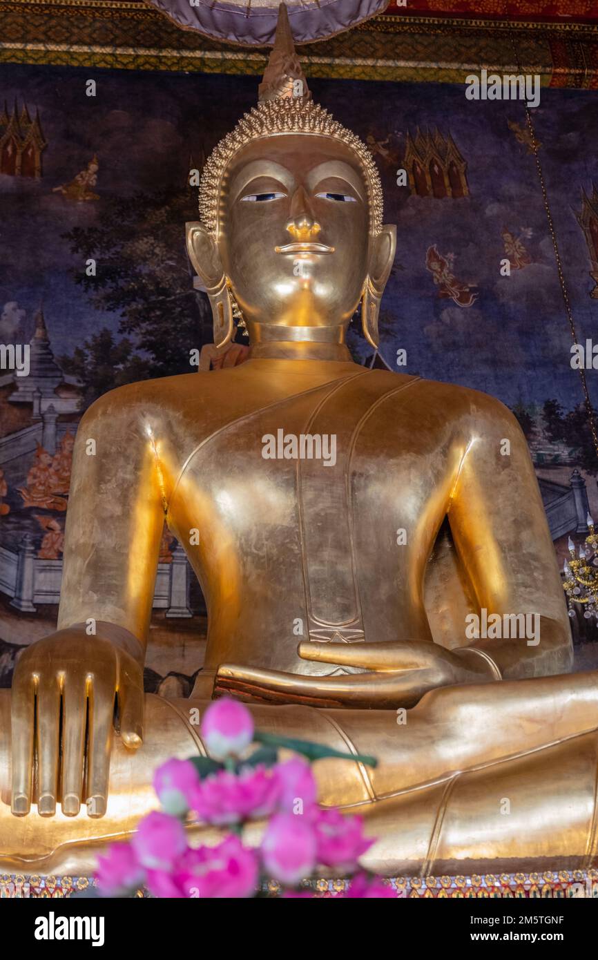 Sitzplatz der Maravijaya Buddha-Statue in Ubosot (Ordnungshalle) von Wat Ratchanatdaram Woravihara, buddhistischer Tempel in Bangkok, Thailand. Stockfoto