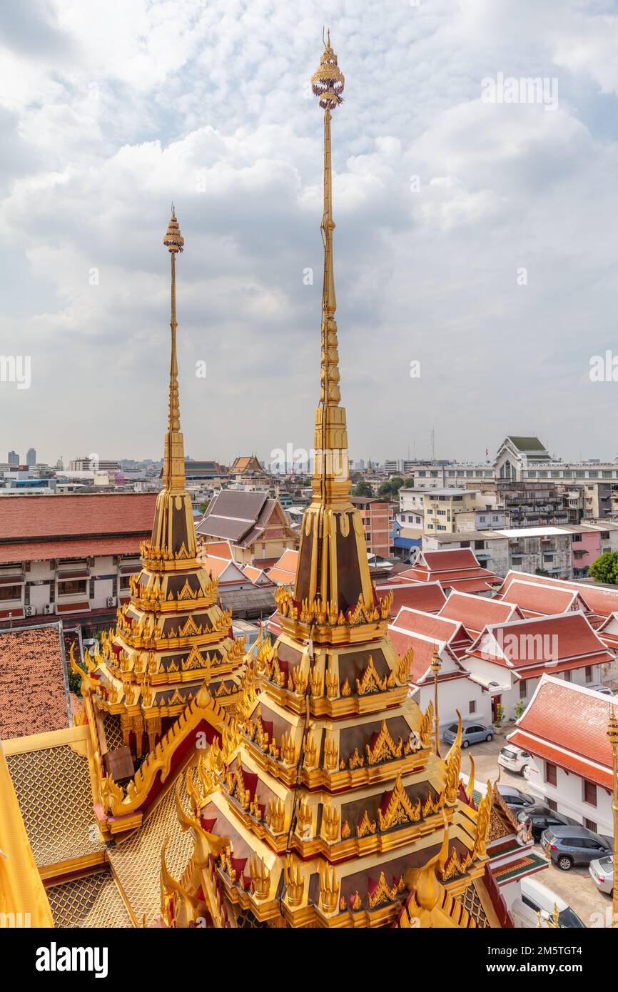 Blick auf die Stadt vom Gipfel des Loha Prasat im Wat Ratchanatdaram Woravihara (Tempel der Königlichen Nichte) - thailändischer buddhistischer Tempel in Bangkok, Thailand. Stockfoto