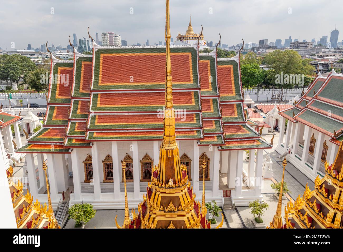 Blick auf die Stadt vom Gipfel des Loha Prasat im Wat Ratchanatdaram Woravihara (Tempel der Königlichen Nichte) - thailändischer buddhistischer Tempel in Bangkok, Thailand. Stockfoto