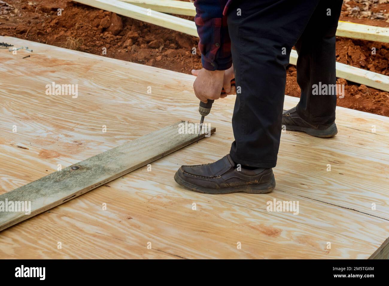 Rahmen aus Holzbalken für Fundamentschuppendeck aus Holz Stockfoto