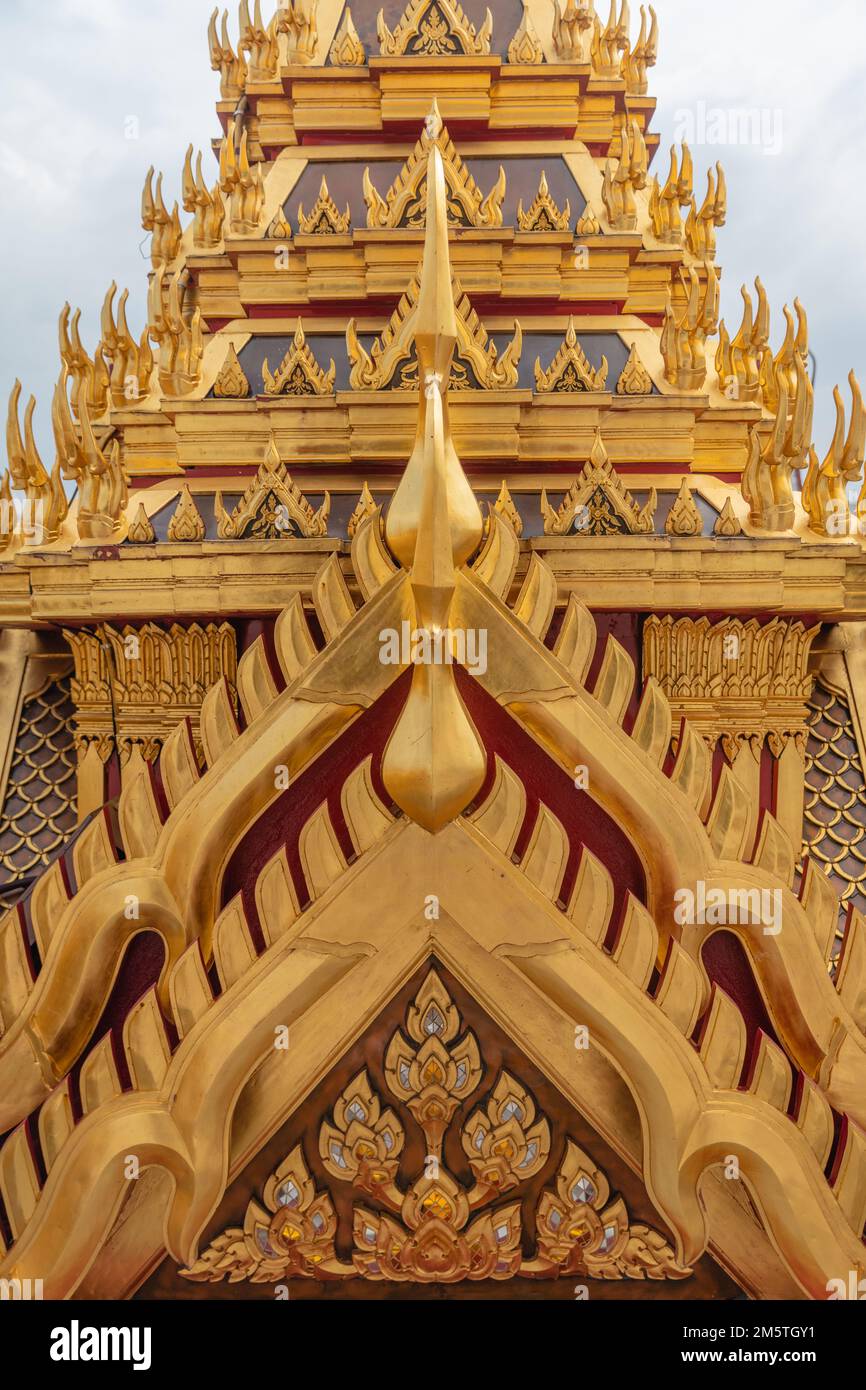 Goldene Dachtürme von Loha Prasat, Cheedi von Wat Ratchanatdaram Woravihara (Tempel der königlichen Nichte) - thailändischer buddhistischer Tempel in Bangkok, Thailand. Stockfoto