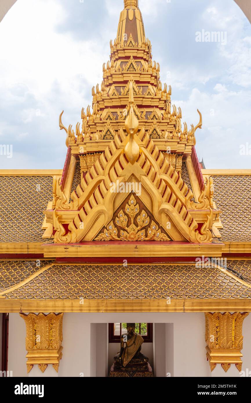 Goldene Dachtürme von Loha Prasat, Cheedi von Wat Ratchanatdaram Woravihara (Tempel der königlichen Nichte) - thailändischer buddhistischer Tempel in Bangkok, Thailand. Stockfoto