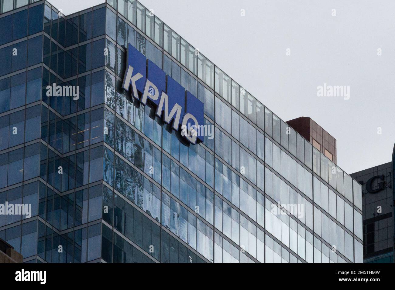 Toronto, ON, Kanada - 17. Dezember 2022: Blick auf das KPMG-Schild. KPMG ist ein multinationales Netzwerk für professionelle Dienstleistungen und eines der „Big Four“-Buchhaltungssysteme Stockfoto