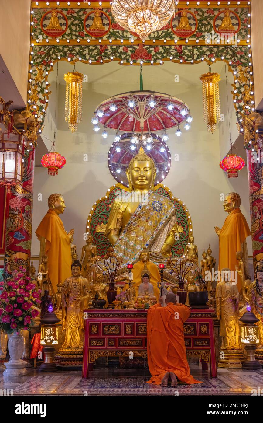 Statue von Buddha Shakyamuni im Wat Uphai Ratbamrung (Chua Khanh Van), vietnamesischer buddhistischer Tempel. Chinatown, Bangkok, Thailand. Stockfoto