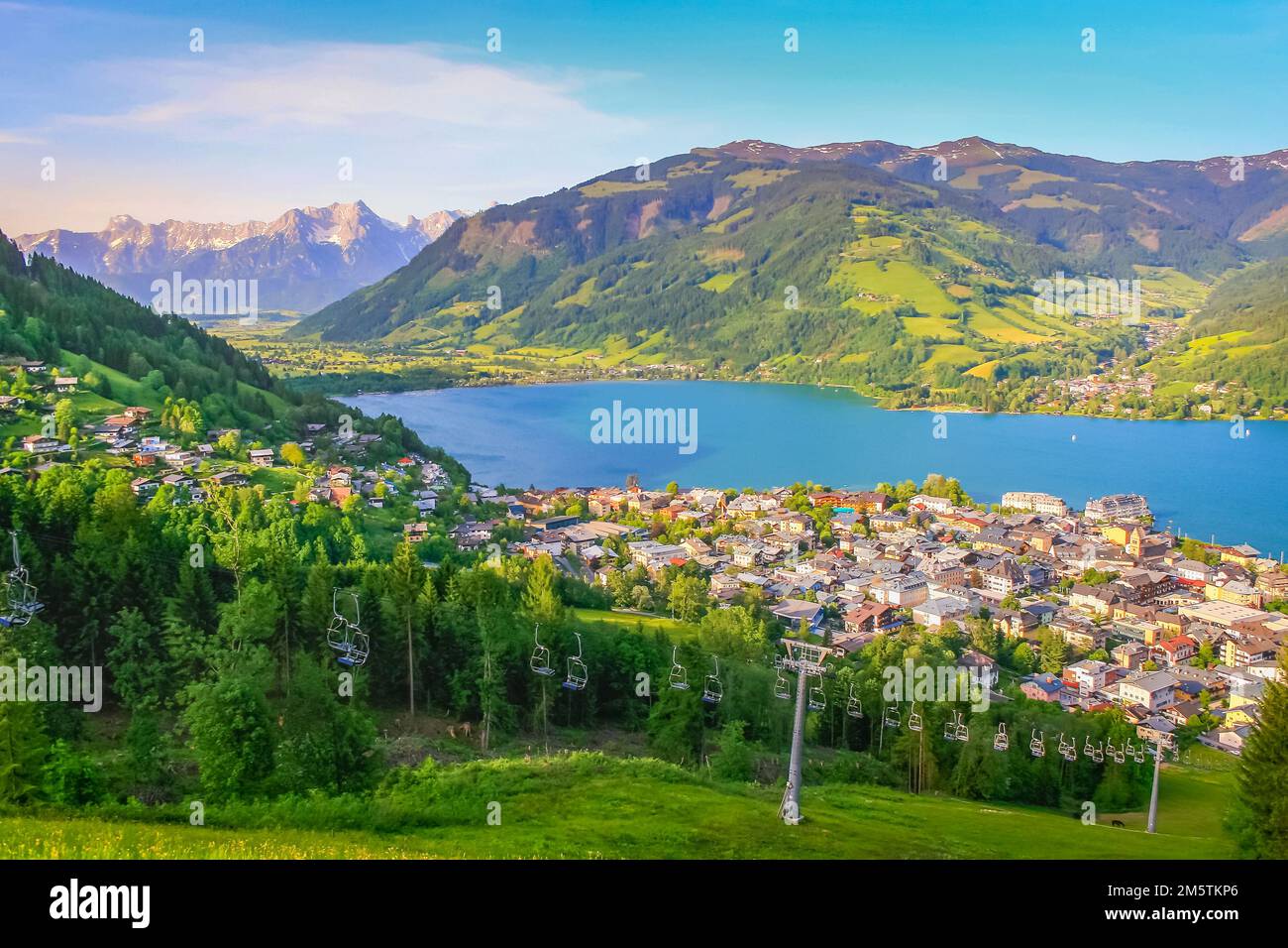 Zell am See und die idyllische Landschaft des blauen Sees in Kärnten, Österreich Stockfoto
