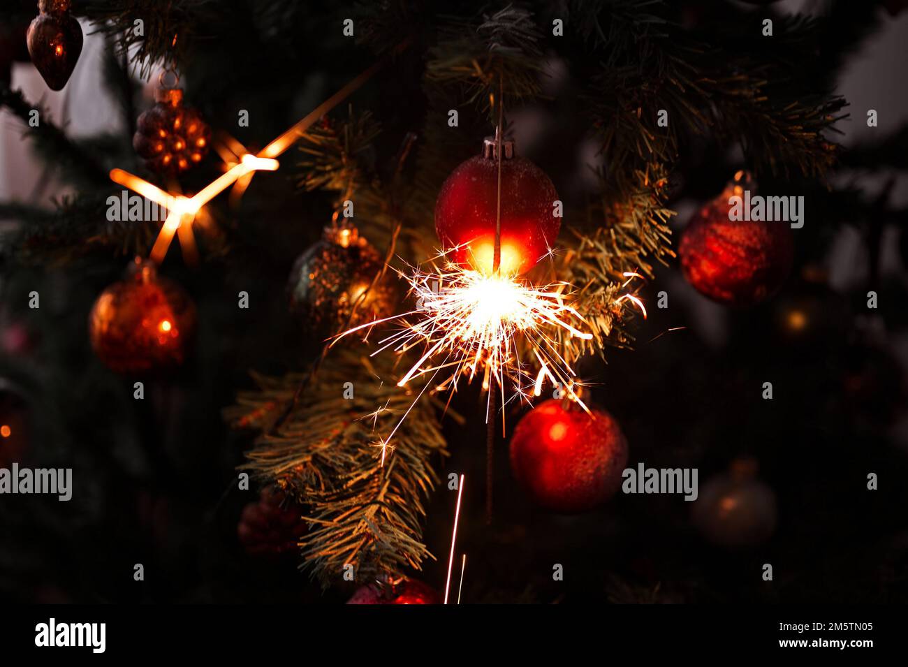 Der Sprinkler hing vom dekorierten Weihnachtsbaum Stockfoto