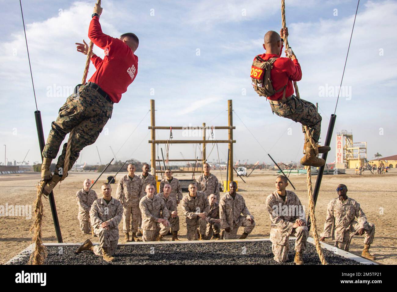 San Diego, Kalifornien, USA. 27. Dezember 2022. USA Captain Sawyer Jacobs, Left, Series Commander, und Sergeant Luis Dionicio, Drill Instructor, mit Delta Company, 1. Recruit Training Bataillon, demonstrieren den Seilkletterteil des "Tough One" Hindernisses während des Vertrauenskurses im Marine Corps Recruit Depot San Diego, Dezember. 27, 2022. Der Vertrauenskurs besteht aus verschiedenen Hindernissen, die dazu dienen, das Vertrauen der Rekruten zu stärken. (Foto: CPL. Julian Elliott-Drouin) Guthaben: USA Marines/ZUMA Press Wire Service/ZUMAPRESS.com/Alamy Live News Stockfoto