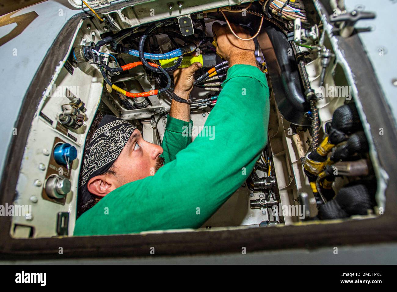 Philippinen-Meer. 29. Dezember 2022. USA Navy Aviation Electronics Technician 2. Class Andrew Koenig aus Hanford, Kalifornien, führt Wartungsarbeiten an einem F/A-18E Super Hornet des Blue Diamonds of Strike Fighter Squadron (VFA) 146 an Bord des Flugzeugträgers USS Nimitz (CVN 68) durch. Nimitz ist in der 7. Flotte und führt Routineeinsätze durch. 7. Fleet sind die USA Die größte Flotte der Navy, die mit einer Anzahl von Flotten ausgestattet ist, interagiert regelmäßig mit 35 Seenationen, um eine freie und offene Region im Indo-Pazifik zu erhalten. (Foto: Joseph Calabrese) (Bild: © USA Navy/ZUMA Press Wire Service/Z Stockfoto