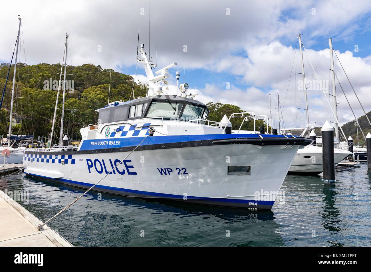 New South Wales Klasse 2 Polizeipatrouillenboot die WP22 Vanguard verlegte in Pittwater an einem Yachthafen in Church Point, Sydney, NSW, Australien Stockfoto