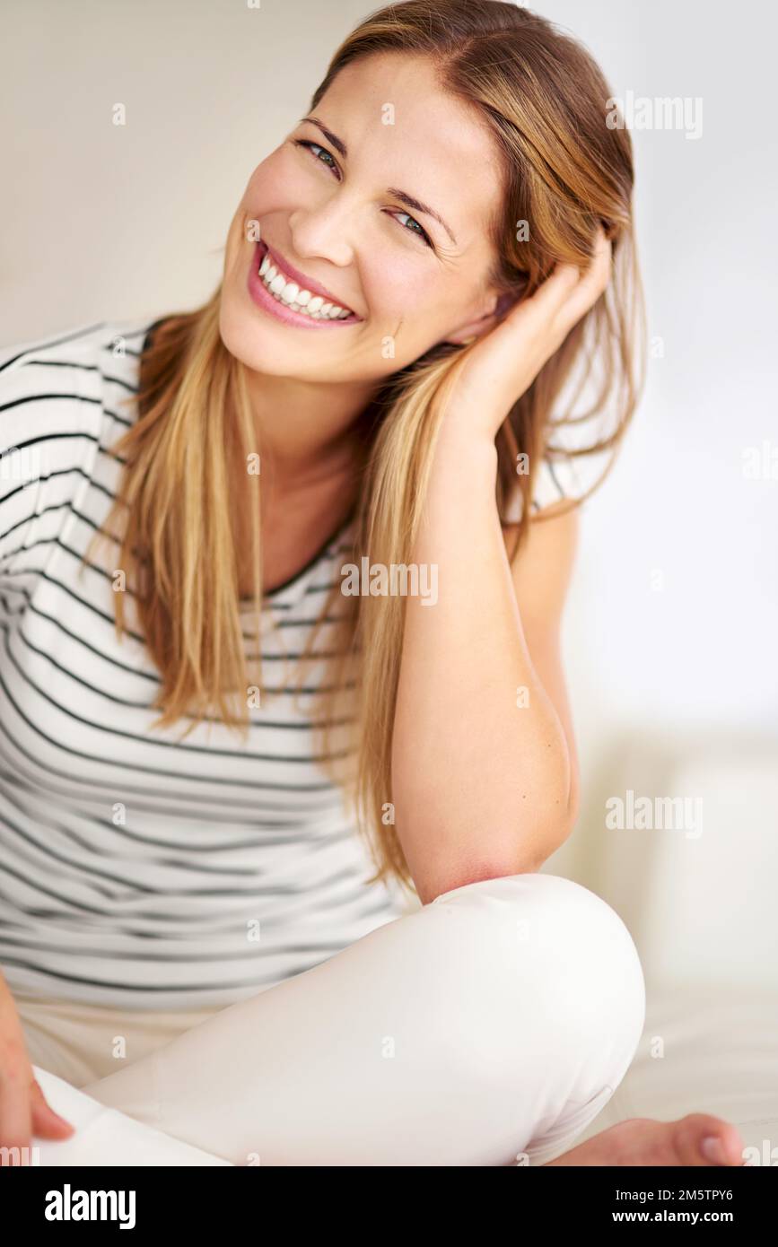 Das ist es, worum es am Wochenende geht. Eine junge Frau, die sich zu Hause auf dem Sofa entspannt. Stockfoto