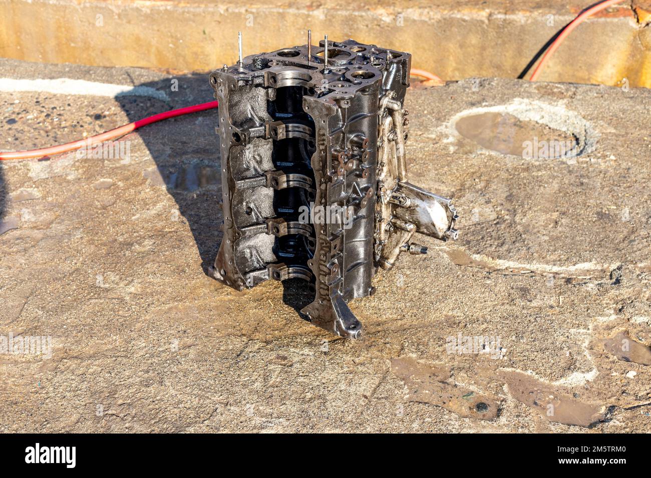 Der zerlegte Vierzylinder-Motorblock Stockfoto