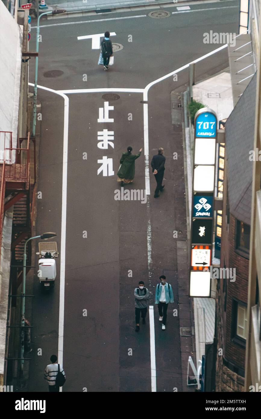 Luftaufnahme der Leute, die auf der Straße laufen Stockfoto