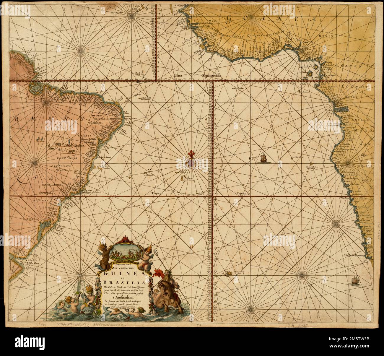 Pascaarte vande zee custen van Guinea, en Brasilia : van Cabo de Verde, tot C. de Bona Esperanc̨a : van R. de Amazones tot Rio de la Plata, alles op wassende graaden gesteit t' Amsterdam. Dies ist eine Seekarte mit einer Vielzahl von Messskalen und Loxodromen. Einschließlich ausgeklügelter Cartouche. Von van Keulen's Zee-Atlas, erscheint in den Ausgaben von 1680 bis 1709. Katalogisierung, Konservierung und Digitalisierung teilweise durch die Nationale Stiftung für Geisteswissenschaften möglich gemacht: Das menschliche Unterfangen erforschen , Kap Verde Brasilien Neuguinea, Insel Atlantik Stockfoto