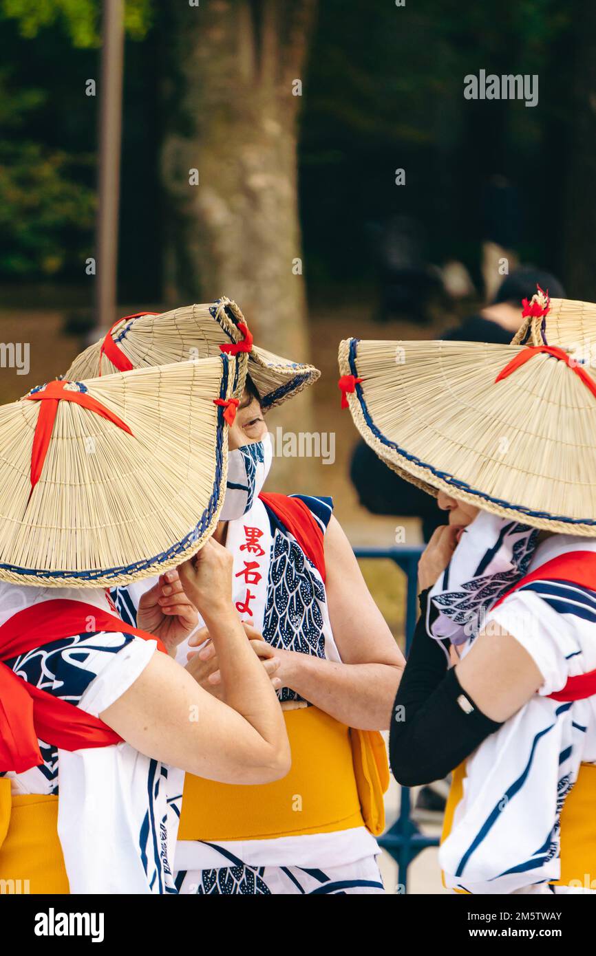 Tänzer, die während des Kulturtages traditionelle Kleidung tragen Stockfoto