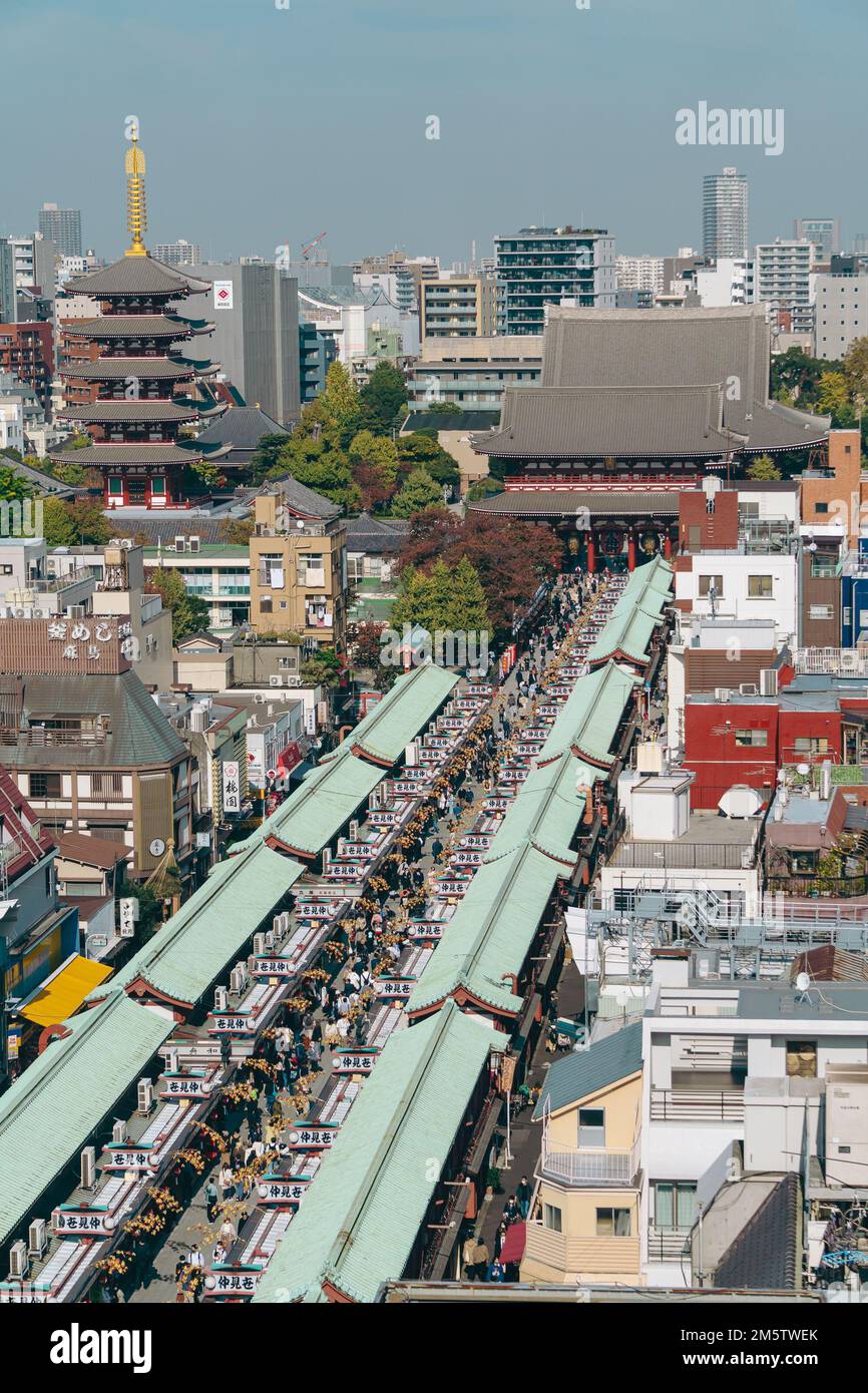 Blick auf die Handelsstraße Nakamise-Dori in Asakusa Stockfoto