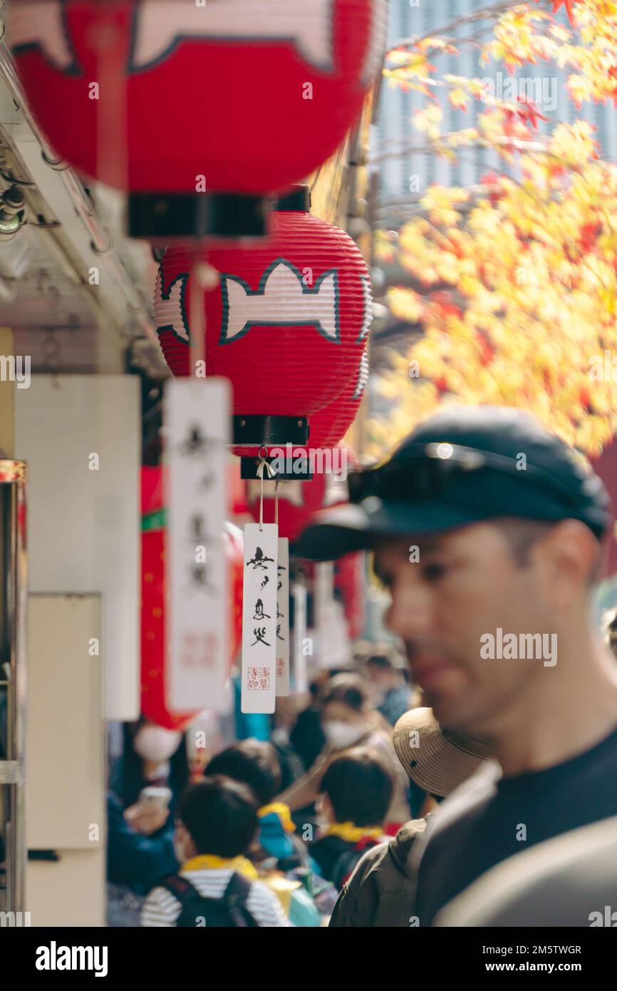 Ein weißer Mann, der in Nakamise-Dori, Asakusa, herumsurft Stockfoto