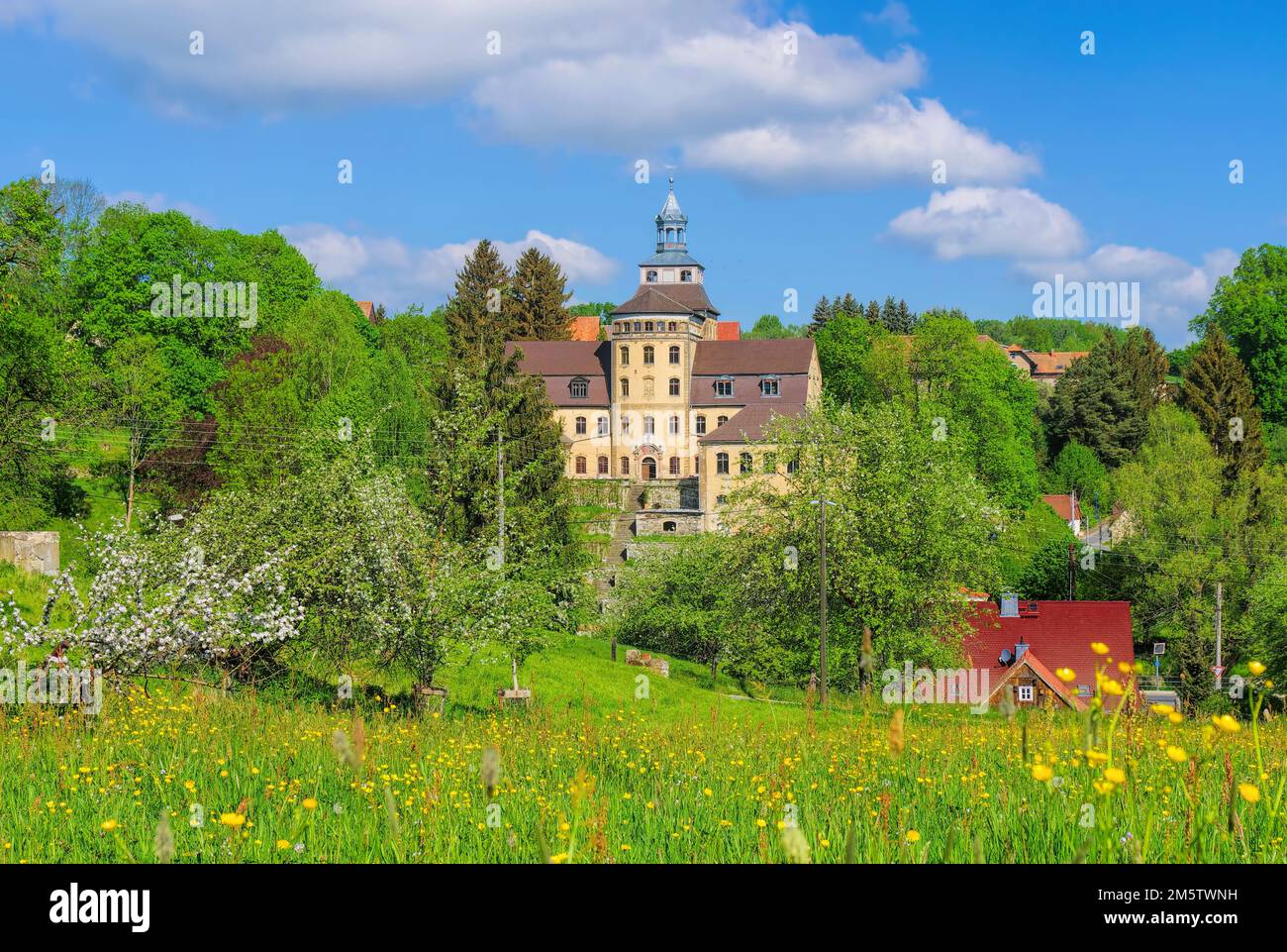 Zittauer Gebirge, der Hainewalde Palast im Frühjahr mit blühenden Apfelbäumen Stockfoto