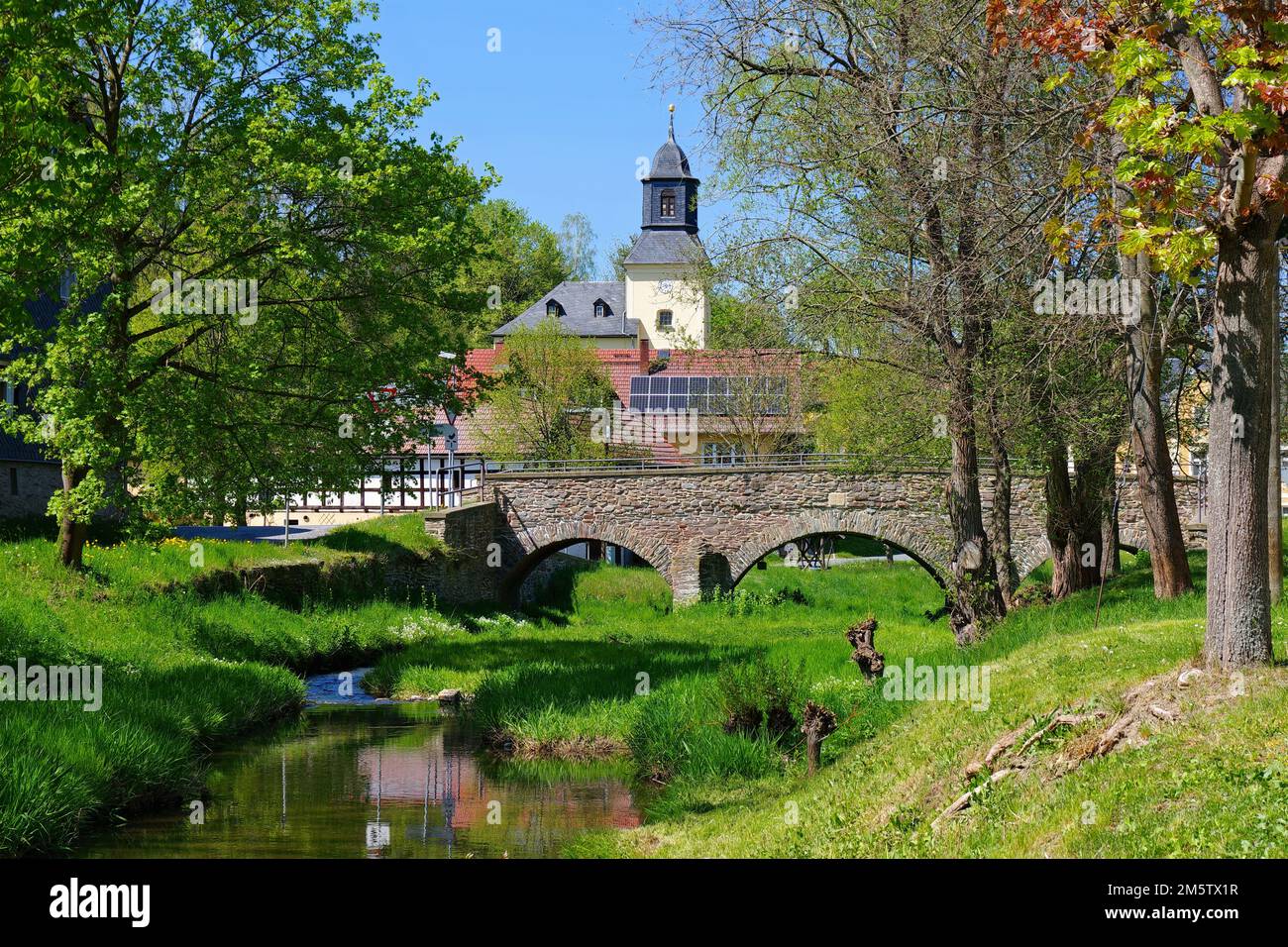 Das Dorf Rohma in Vogtland mit Kirche und Brücke im Frühling, Deutschland Stockfoto