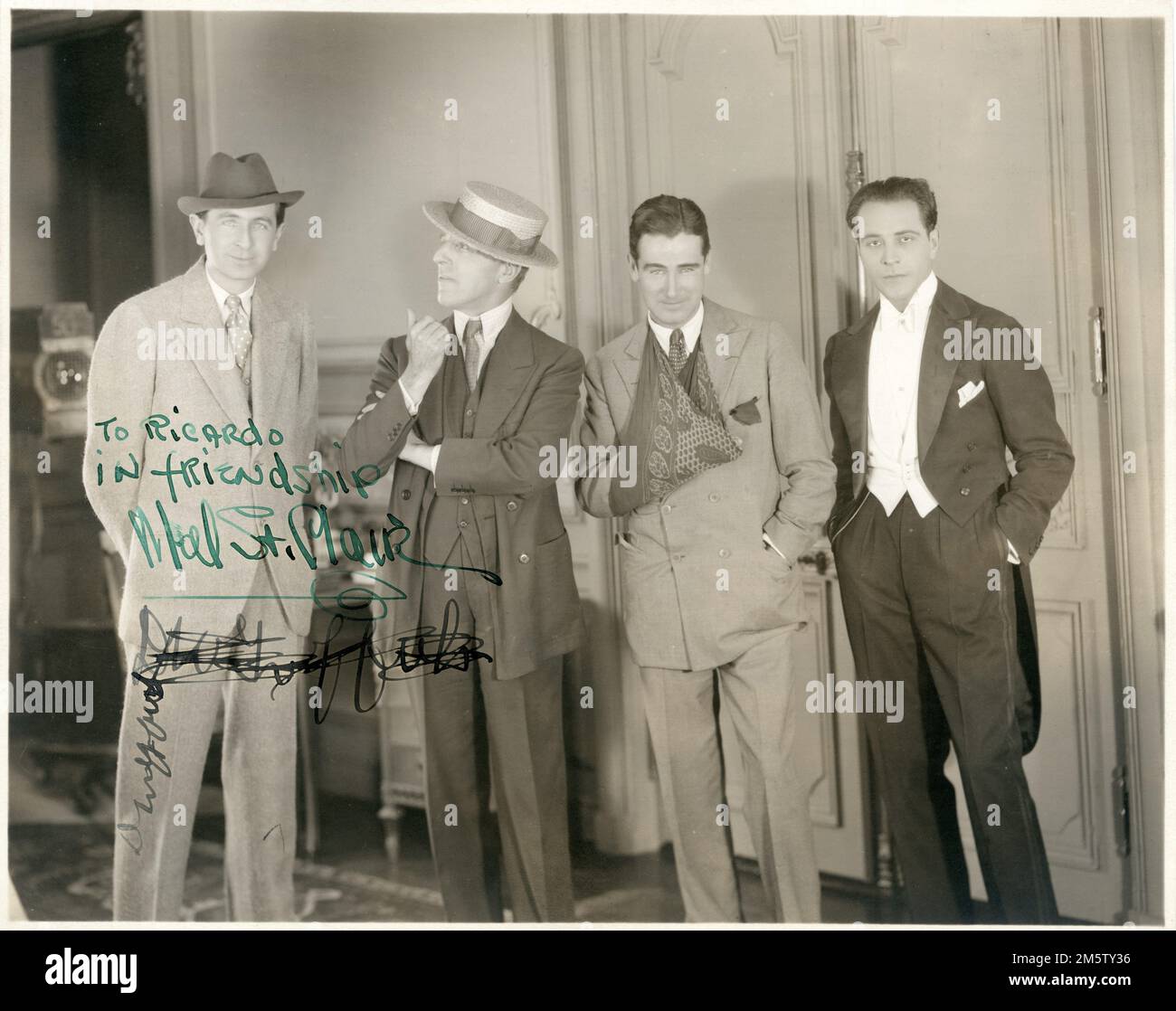 Besucherdirektoren MAL ST. CLAIR und REX INGRAM mit D.M.GRIFFITH und dem Hauptdarsteller RICARDO CORTEZ am Set Offdid während der Dreharbeiten von SATAN 1926 Regisseur D.W. GRIFFITH-Roman Marie Corelli D.W. Griffith Productions for Famous Players – Lasky Corporation/Paramount Pictures Stockfoto