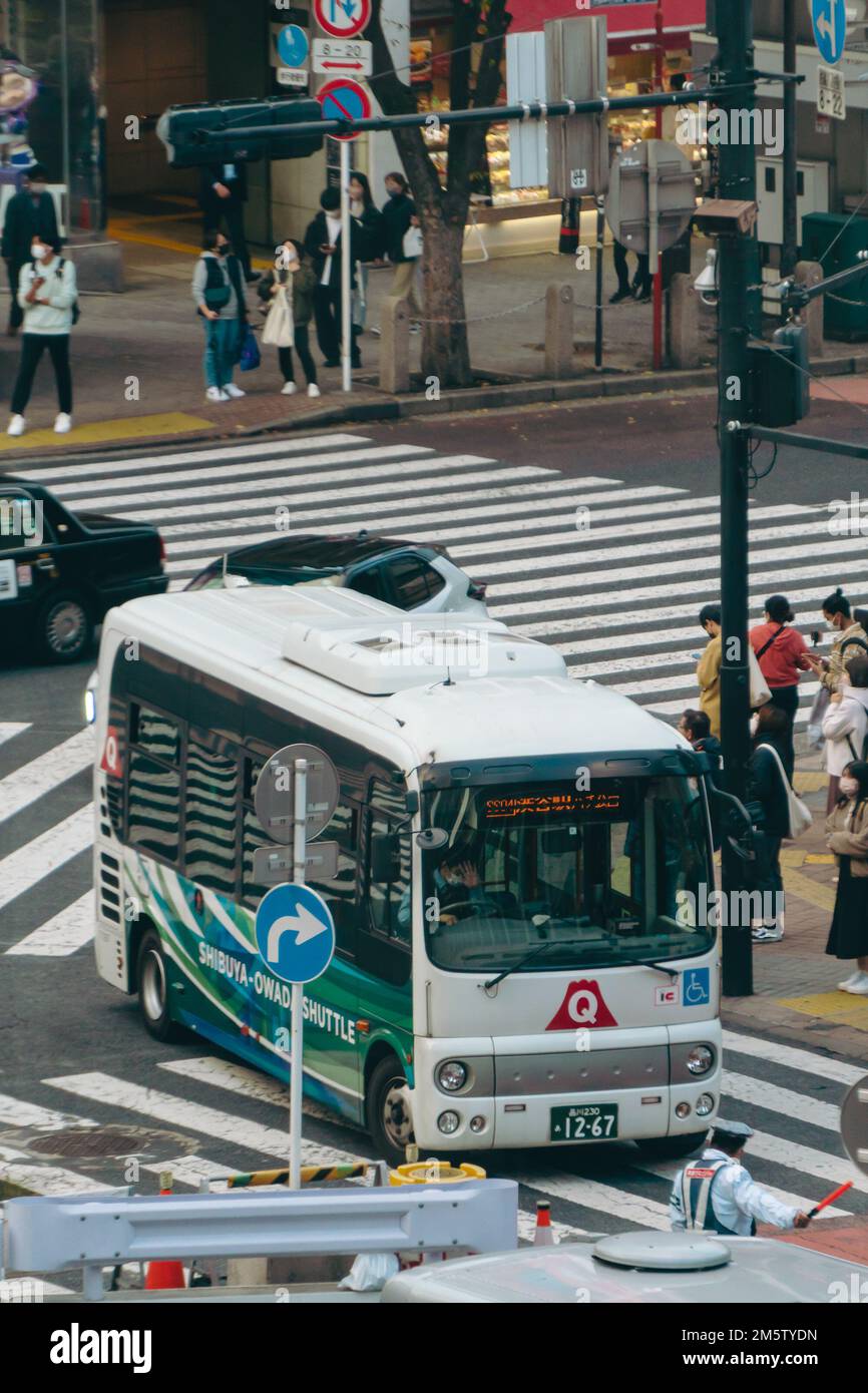 Öffentliche Fahrzeuge, die durch die Kreuzung Shibuya fahren Stockfoto