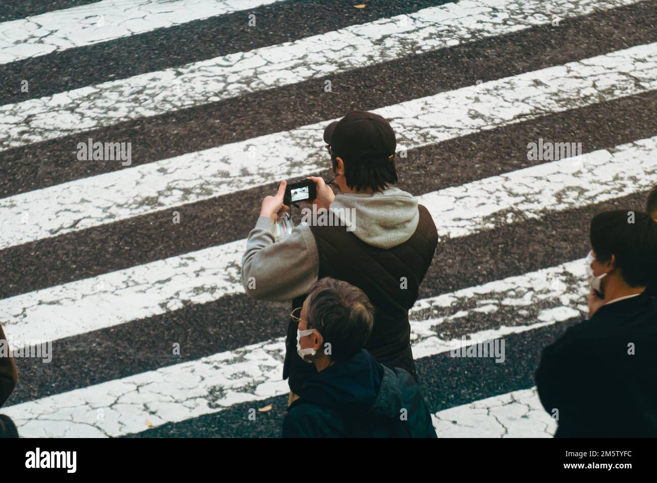 Leute, die Fotos von der berühmten Shibuya-Kreuzung machen Stockfoto