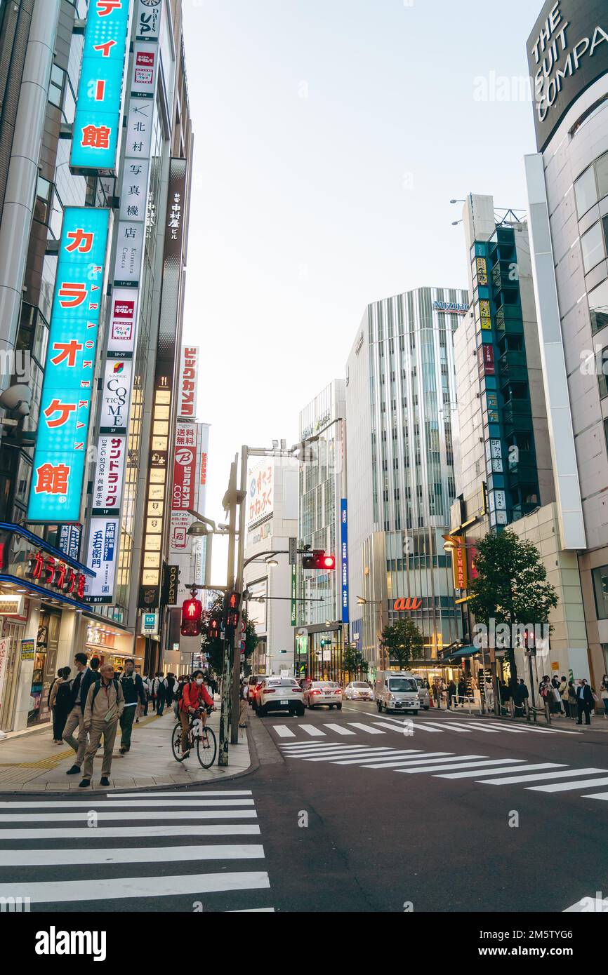 Leute auf den Straßen von Shinjuku, Tokio Stockfoto