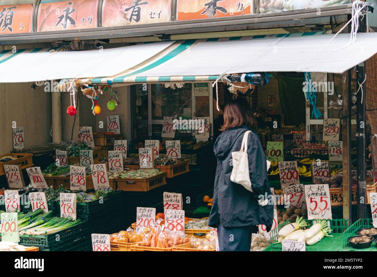 Leute, die Lebensmittel auf dem Markt durchstöbern Stockfoto