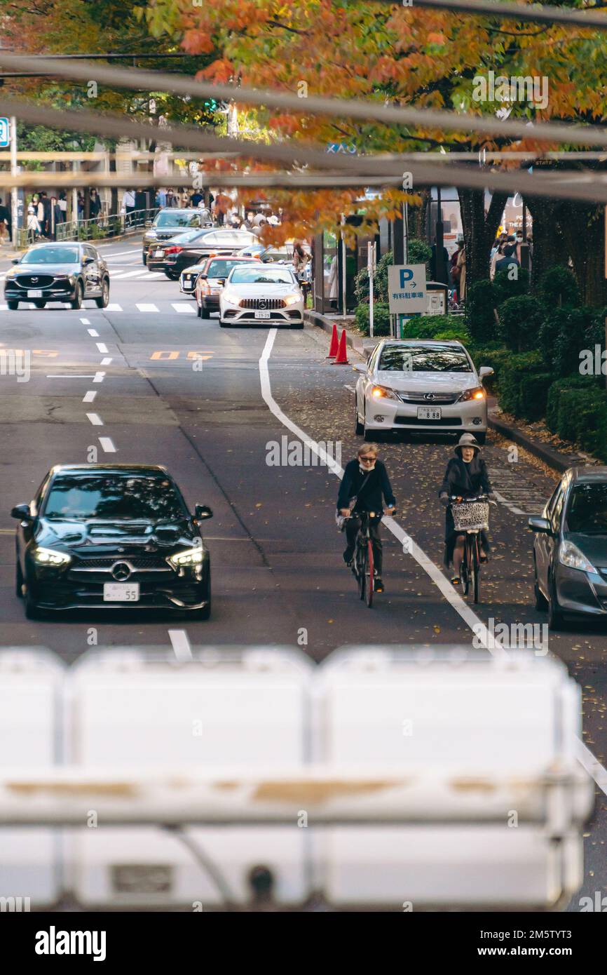 Verschiedene Verkehrsfahrzeuge auf den Straßen von Harajuku Stockfoto