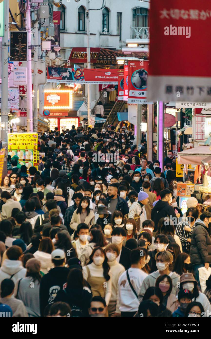 Große Anzahl von Touristen in den überfüllten Geschäftsstraßen von Harajuku Stockfoto