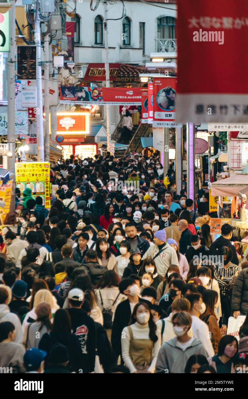 Große Anzahl von Touristen in den überfüllten Geschäftsstraßen von Harajuku Stockfoto