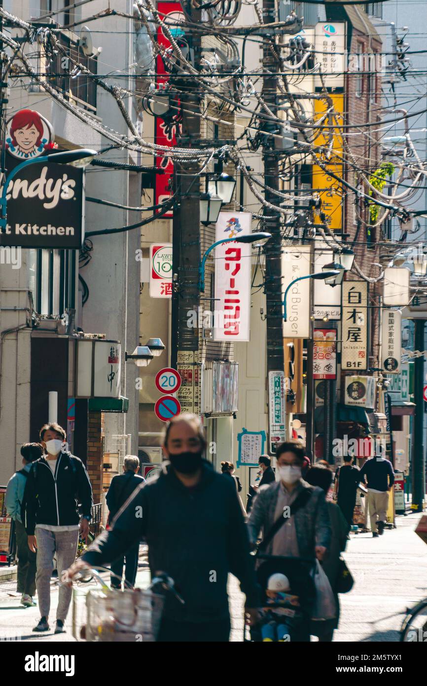 Menschenmassen auf den Straßen im Zentrum von Tokio Stockfoto