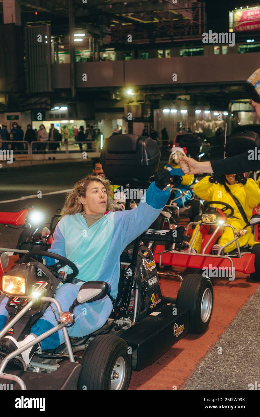 Touristen genießen die berühmte Super Mario Kart-Fahrt durch Shibuya Stockfoto