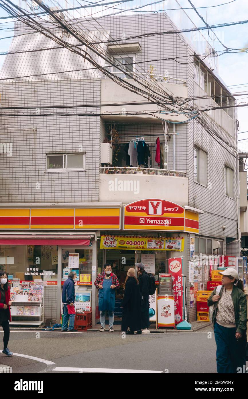 Ein 24-Stunden-Geschäft im Stadtzentrum von Tokio Stockfoto