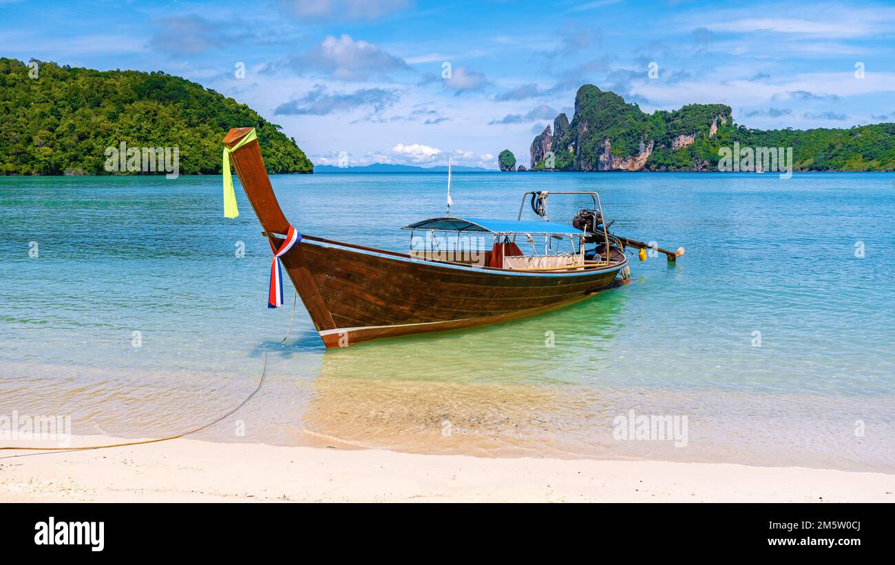 Koh Phi Phi Don Thailand, Langboot am Strand von Kho Phi Phi Don Thailand. Stockfoto