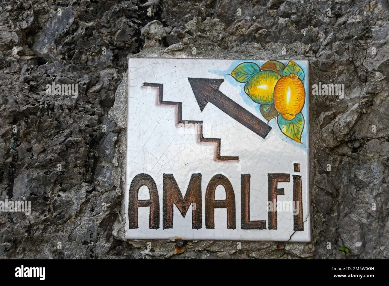 Die Treppe führt nach Amalfi, Italien. Ein Schild, das auf die Treppenwanderung in Italien zeigt Stockfoto