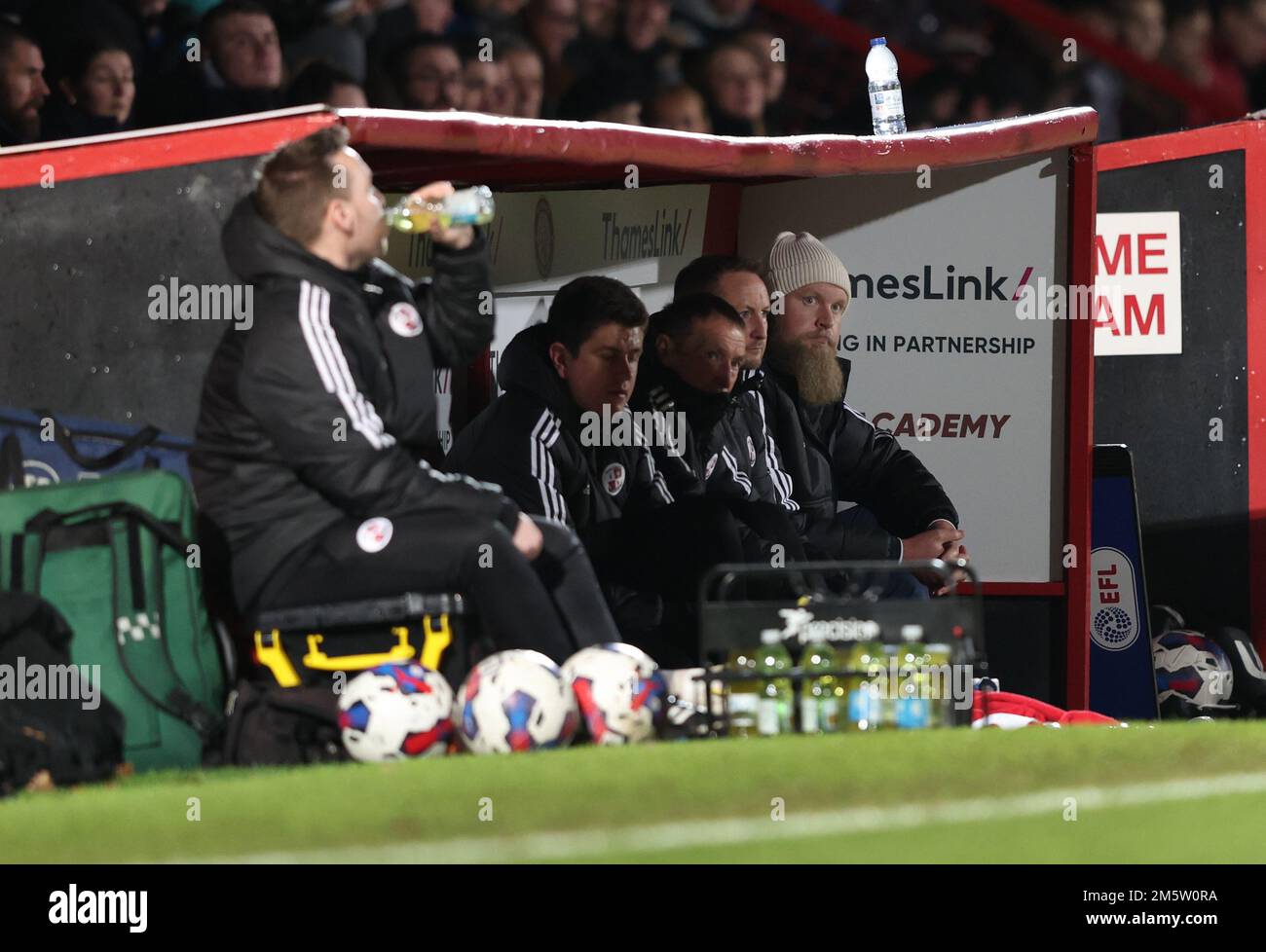 Aufstellungen: Fc Burnley Gegen Crawley Town Crawley Town FC Co-Besitzer Preston Johnson (R) sitzt während des EFL