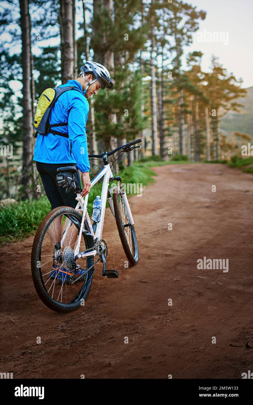 Die beste Art, die Natur zu erkunden. Ein männlicher Radfahrer fährt mit seinem Mountainbike. Stockfoto