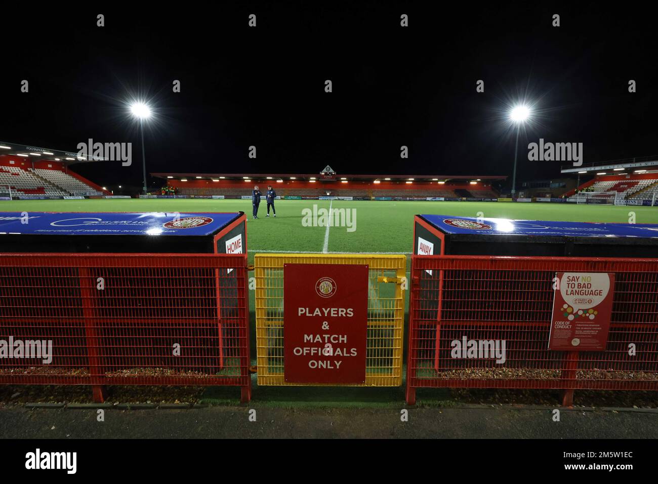 Allgemeiner Blick auf das Stadion vor dem zweiten Spiel der EFL League zwischen Stevenage und Crawley Town im Lamex Stadium. 30. Dezember 2022 Stockfoto