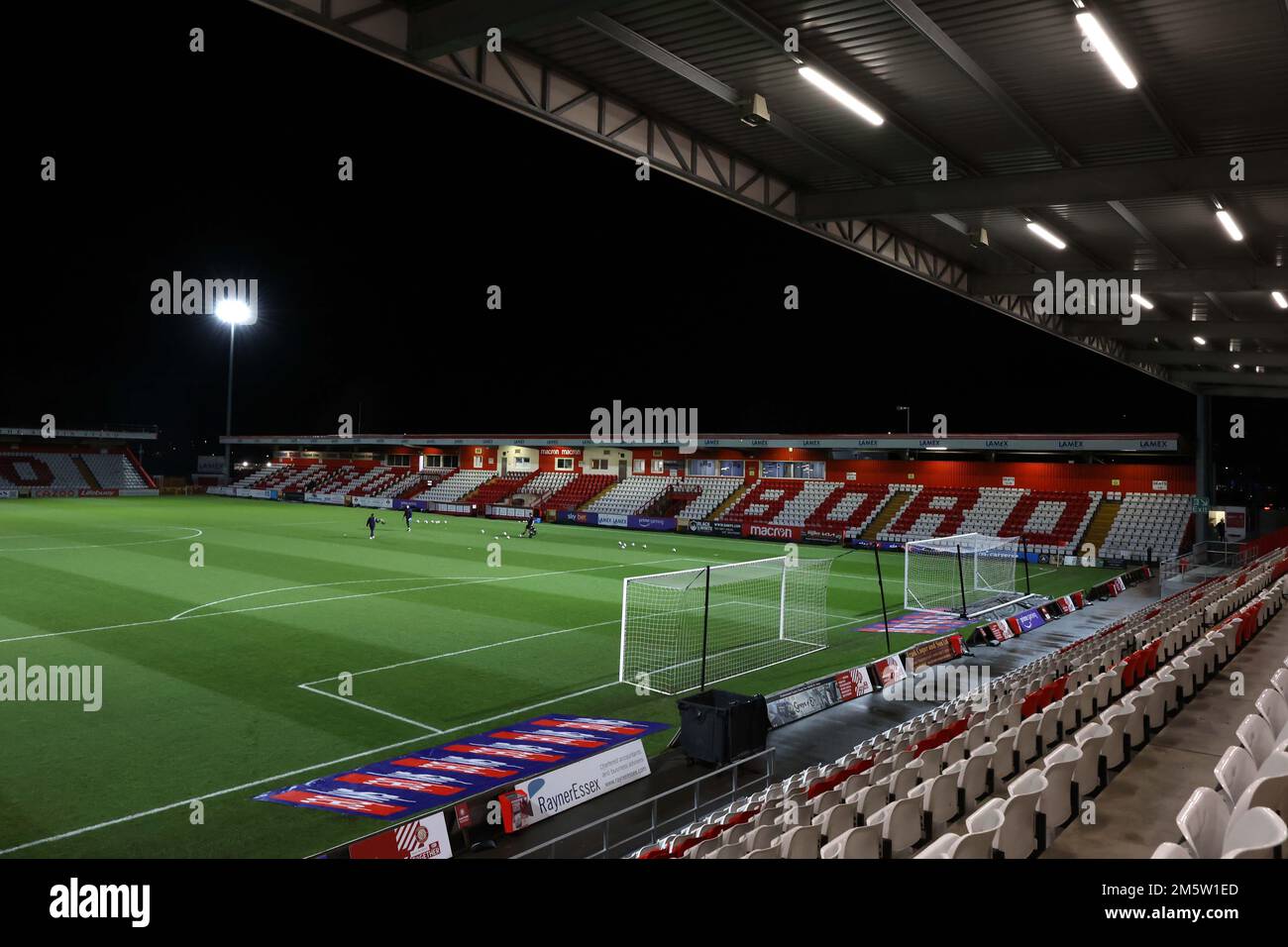 Allgemeiner Blick auf das Stadion vor dem zweiten Spiel der EFL League zwischen Stevenage und Crawley Town im Lamex Stadium. 30. Dezember 2022 Stockfoto