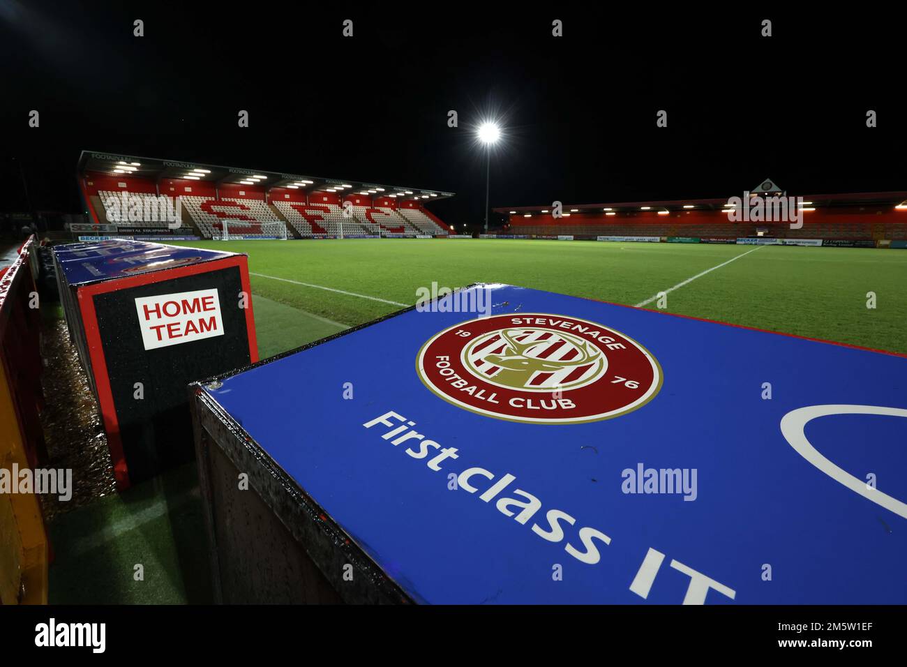Allgemeiner Blick auf das Stadion vor dem zweiten Spiel der EFL League zwischen Stevenage und Crawley Town im Lamex Stadium. 30. Dezember 2022 Stockfoto