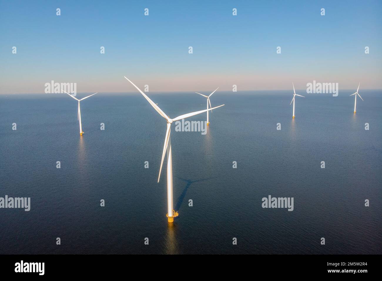 Windkraftanlage im Noordoostpolder Niederlande, Windkraftanlage Green Energy auf See und zu Land Flevoland Stockfoto