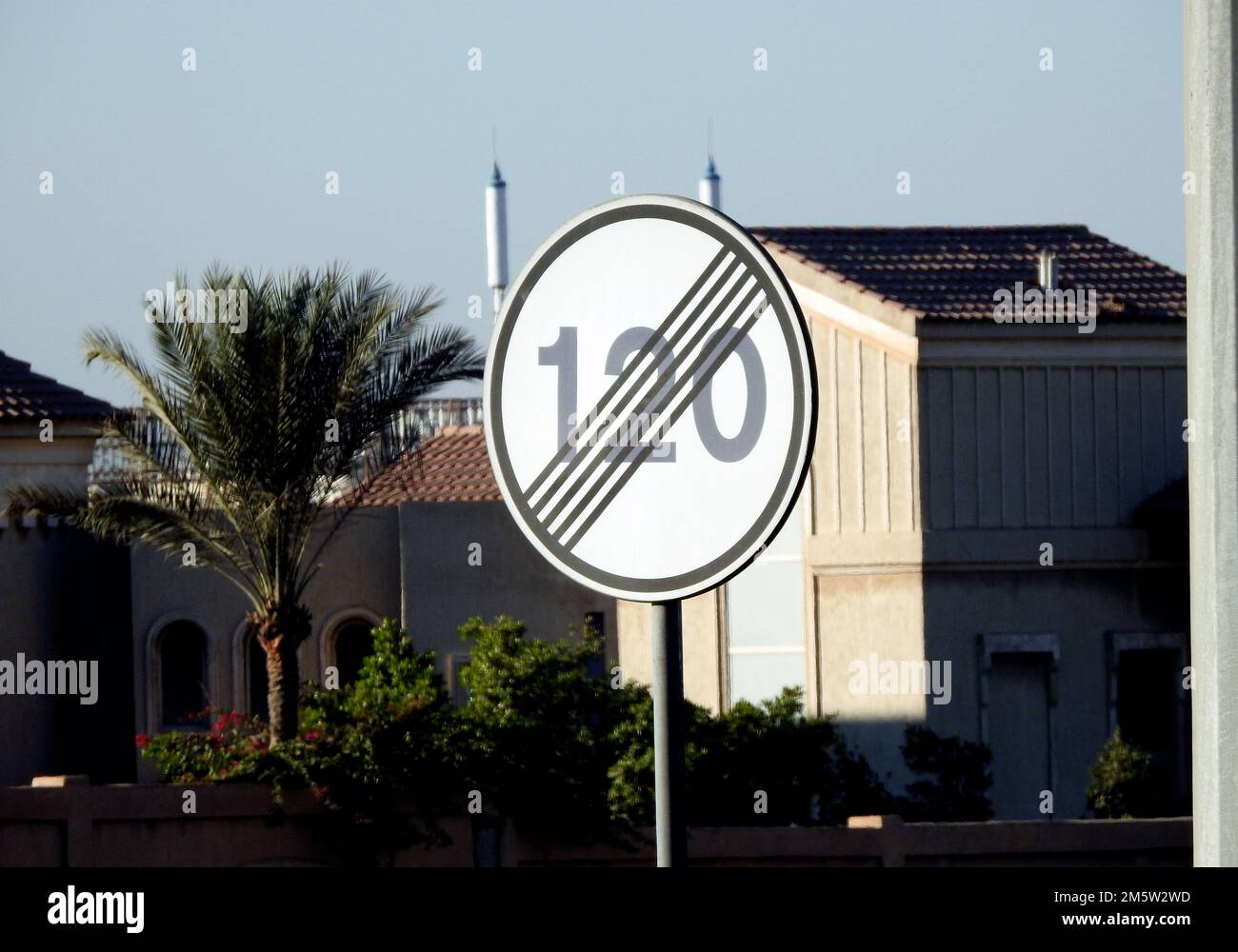 Ende 120 KM H 1020 km/h Geschwindigkeitsbegrenzungszone Straßenschild, seitliches Schild Geschwindigkeitsbegrenzung Ende 120 km/h Zone für Fahrzeuge Stockfoto