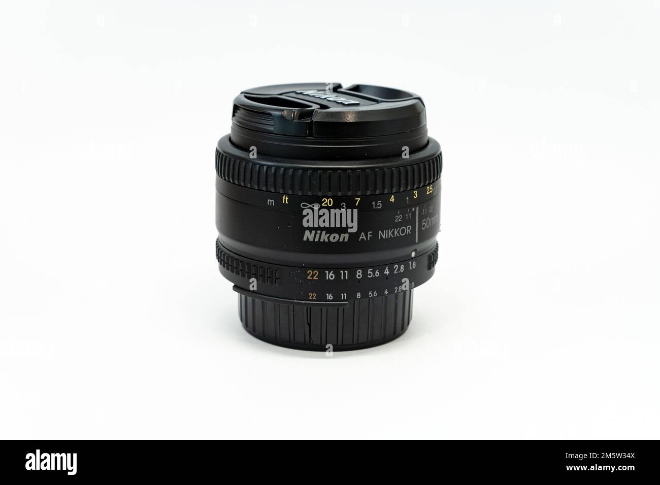 Nikon 50mm Nikkor F1,8D mm AF Objektiv mit Festbrennweite und isoliertem weißem Hintergrund. Dieses kompakte und schnelle F1,8-mm-Objektiv ist vielseitig und perfekt für Porträts. Stockfoto