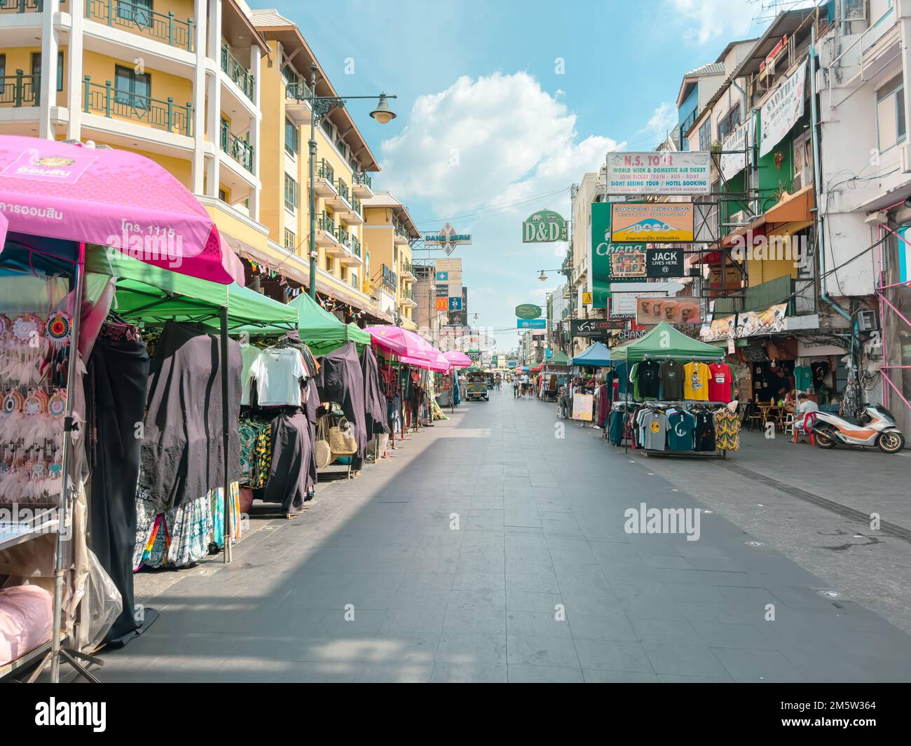 Khaosan Road. Touristen, die die Khao San Road genießen, ist die Khao San Road ein berühmter Ort für Sightseeing und Abendessen in Bangkok. Stockfoto