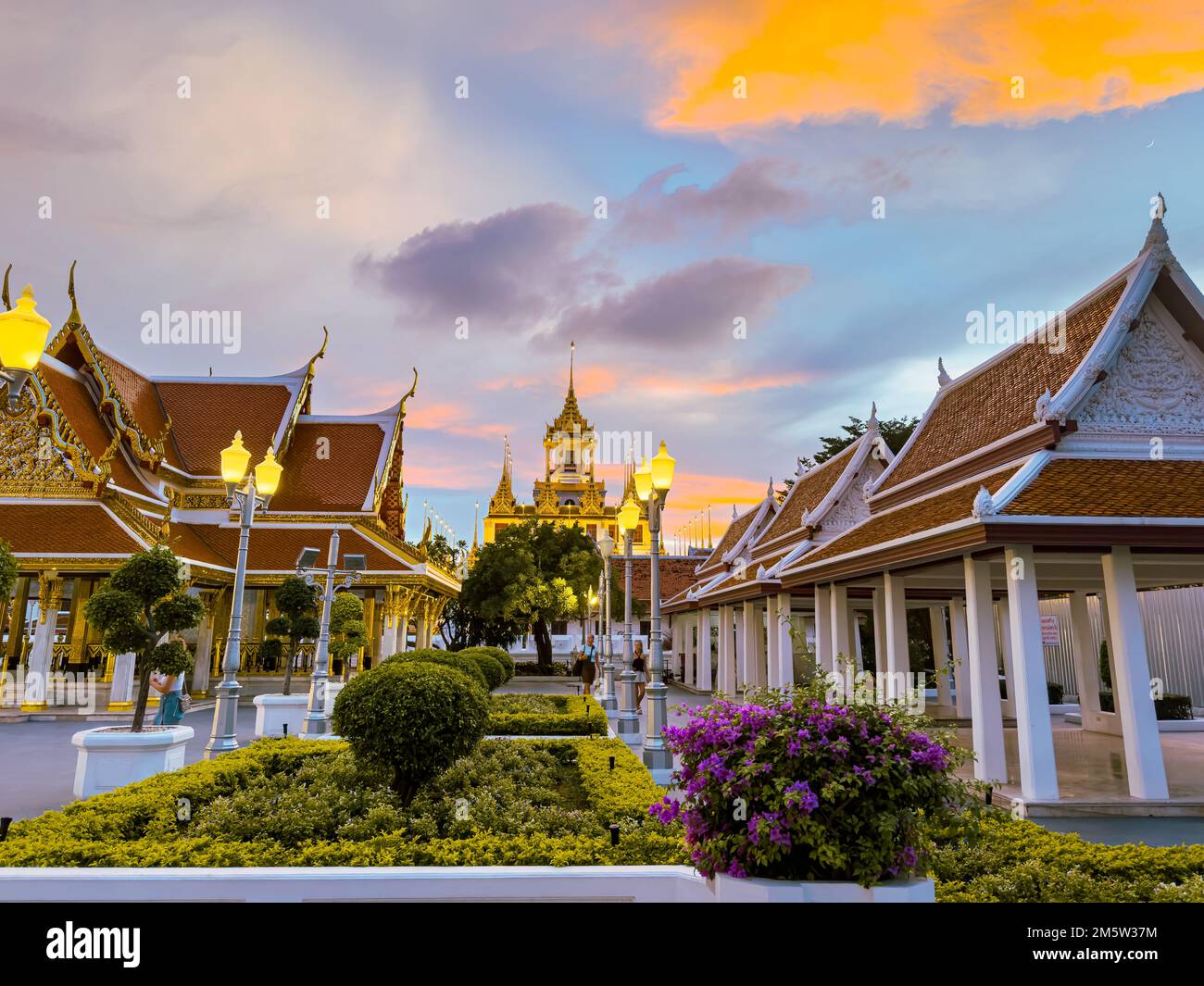 Wat Ratchanatdaram oder Loha Prasat Metal Castle Wahrzeichen von Bangkok Thailand. Stockfoto