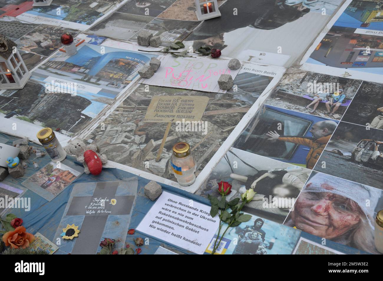 Berlin, Deutschland - 17. Dezember 2022 - Proteste vor der russischen Botschaft unter den Linden gegen die russische Invasion der Ukraine 2022. (Foto: Markku Rainer Peltonen) Stockfoto