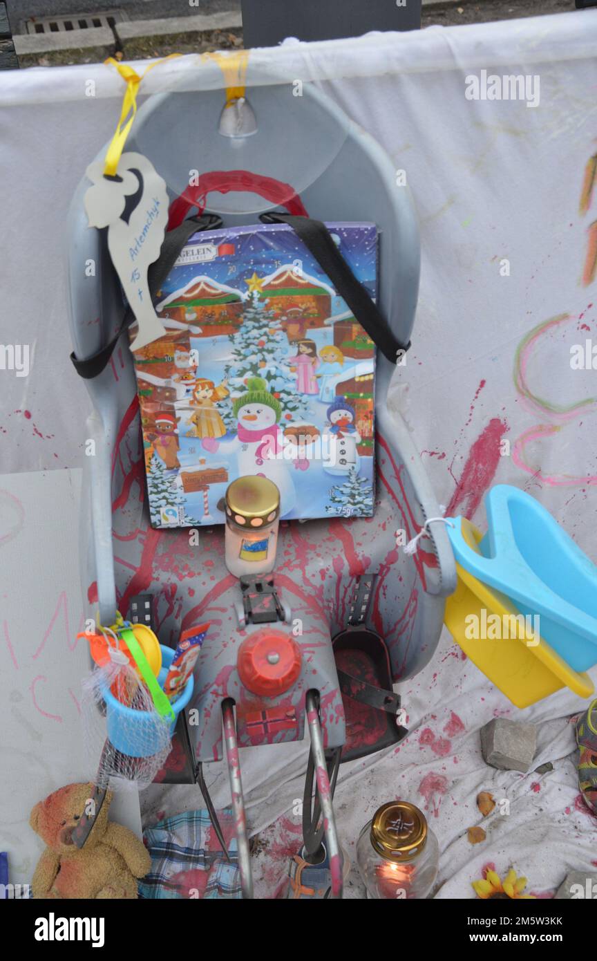 Berlin, Deutschland - 17. Dezember 2022 - Proteste vor der russischen Botschaft unter den Linden gegen die russische Invasion der Ukraine 2022. (Foto: Markku Rainer Peltonen) Stockfoto