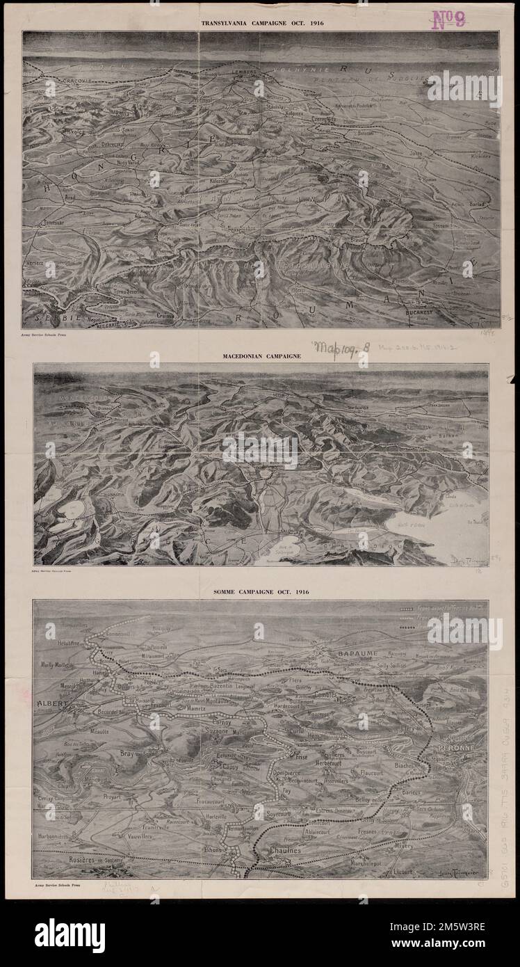 Transsylvanien Campaigne Okt. 1916; Mazedonische Campaigne; Somme Campaigne Okt. 1916. Aus der Vogelperspektive sehen Sie Städte, Eisenbahnen, Grenzen, Gewässer und Relief. Die Somme-Kampagne zeigt auch „Front avant l'Offensive du 1er Juil“, „Front au 12 Juillet“ und „Front au 2 Octobre 1916“. Relief wird durch Schattierung angezeigt , Balkan-Halbinsel , Region Griechenland , Mazedonien , Region Frankreich Stockfoto