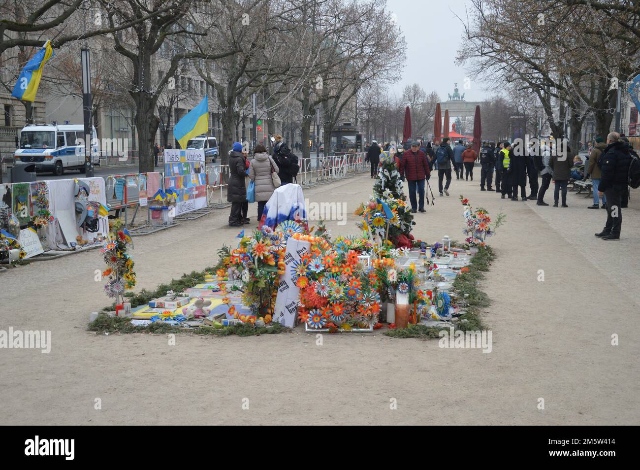 Berlin, Deutschland - 17. Dezember 2022 - Proteste vor der russischen Botschaft unter den Linden gegen die russische Invasion der Ukraine 2022. (Foto: Markku Rainer Peltonen) Stockfoto