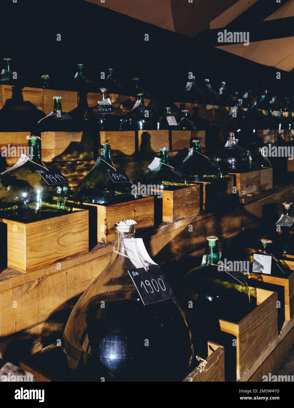 Alte Flaschen Armagnac in Jean Cavés Keller. Armagnac ist ein Weinbrand aus Trauben, der im Südwesten Frankreichs hergestellt wird Stockfoto